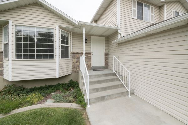 Cost of White Vinyl Siding Replacement in Grand Prairie